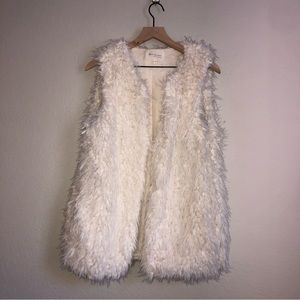 𝅺TWO by Vince Camuto white/Ivory Faux Fur vest size small